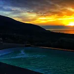 Nyaraló Anna *